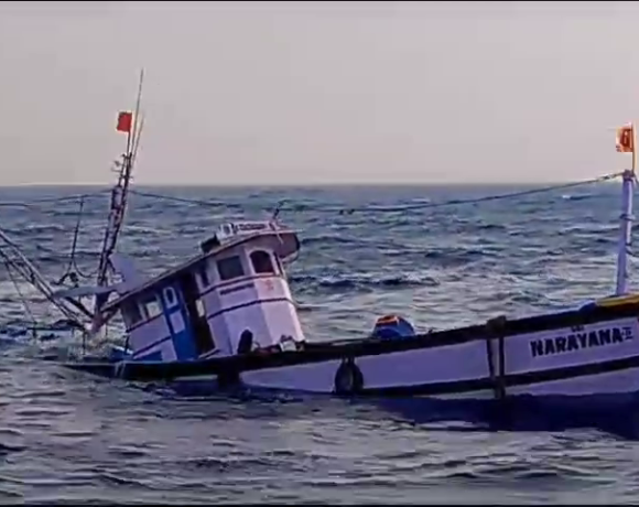 Malpe Fishing boat accident - 8 fishers safe