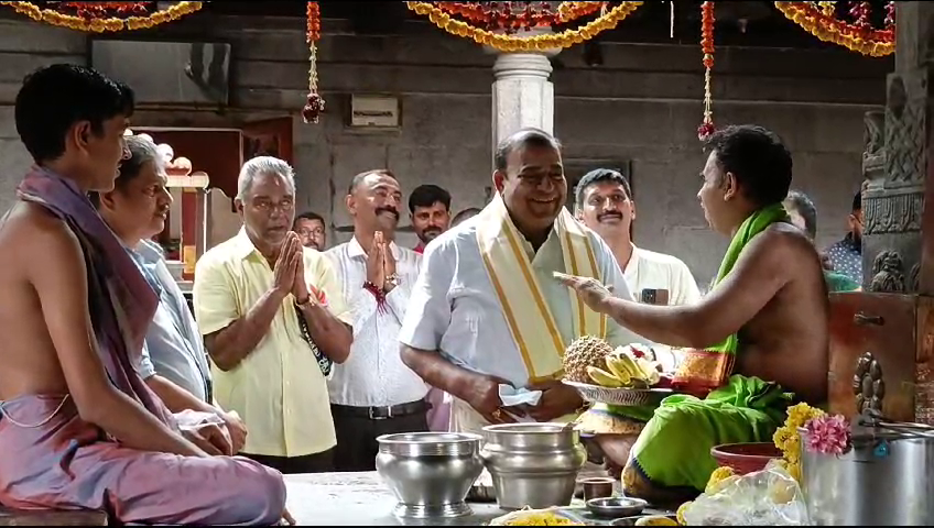 Film actor Doddanna's family visit Kapu temple