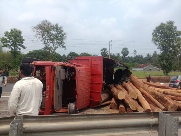 Moodbidri: Lorry carrying wood chips overturns