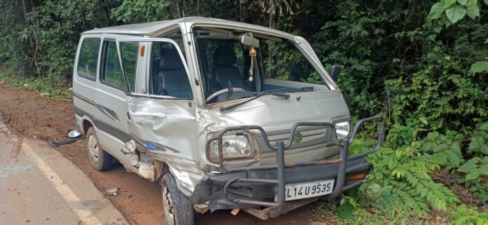 A terrible accident between a jeep and an omni car Vehicles damaged in the impact of the accident