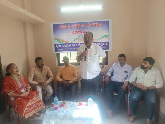Distribution of daily utility kits to ‘Aasare’ Old Age Home by St. Milagres Co-operative Society.